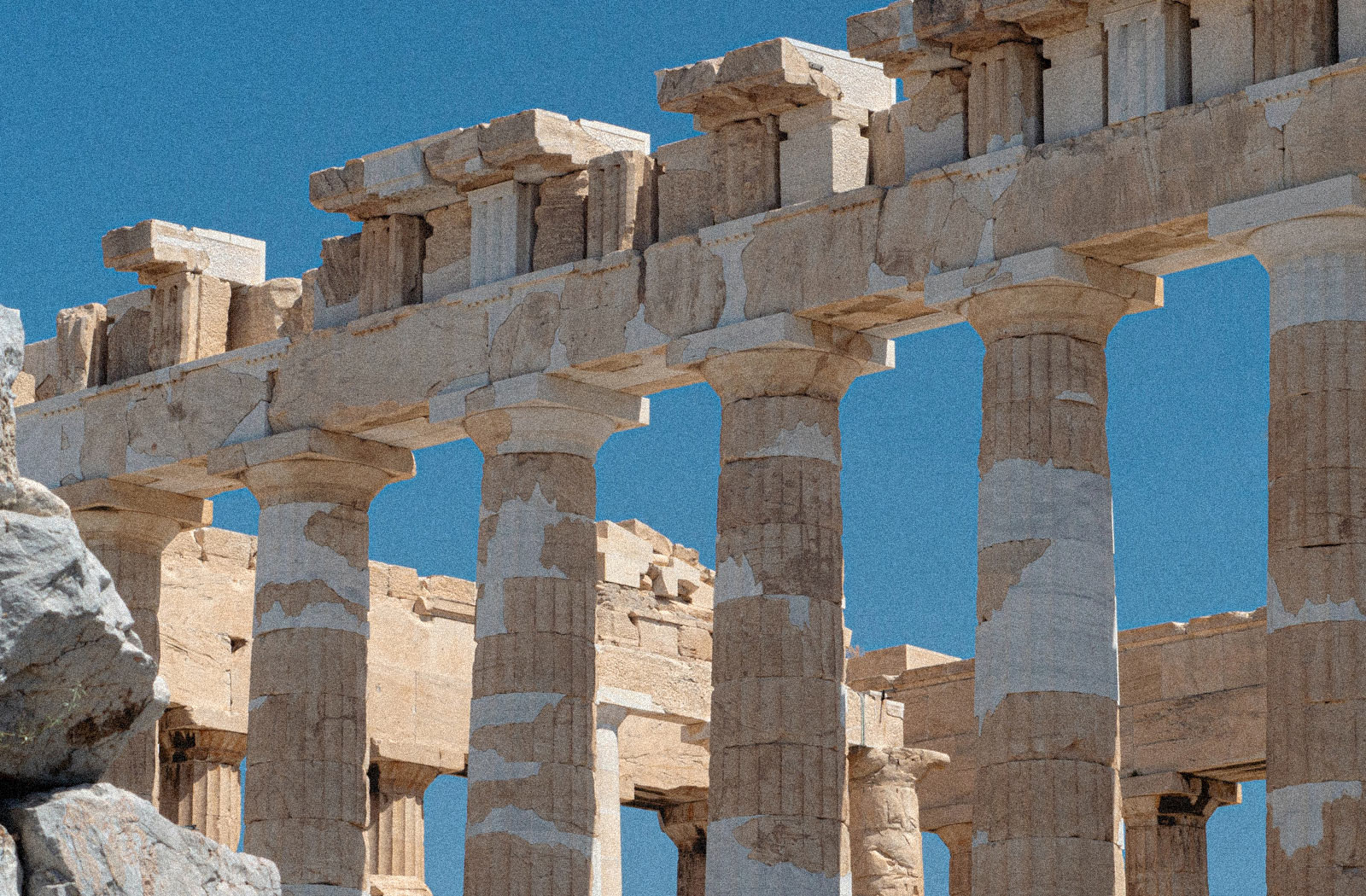 Teilweise restaurierte griechische Tempelruine an einem wolkenlosen Tag
