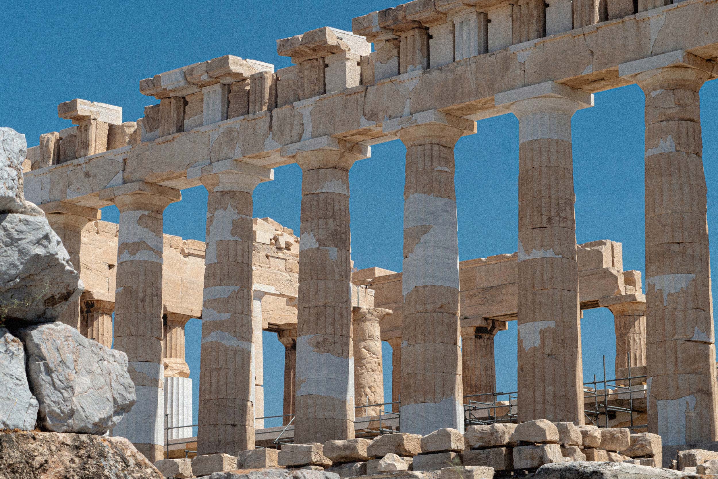 Teilweise restaurierte griechische Tempelruine an einem sonnigen Tag